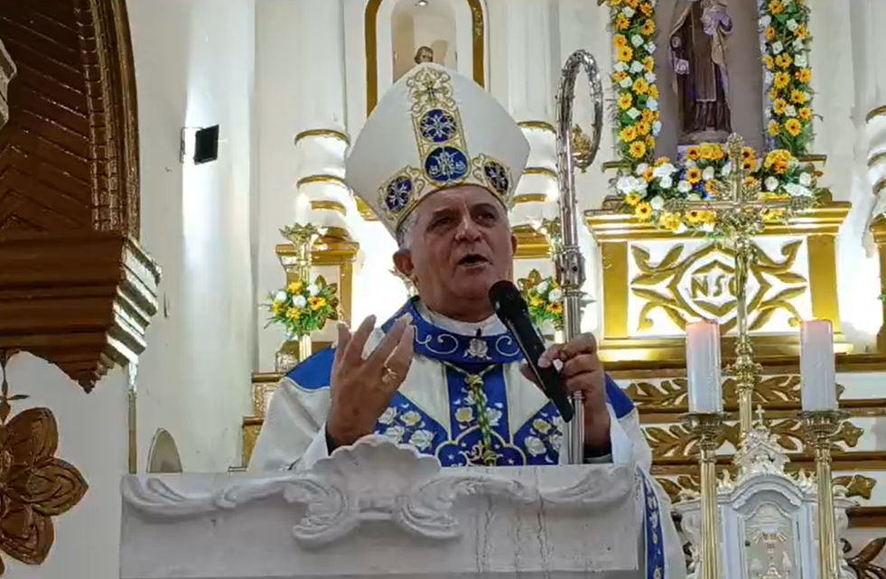 MILHARES DE FIÉIS LOTAM JUCÁS E ENCERRAM COM GRANDE PROCISSÃO A TRADICIONAL FESTA DE NOSSA SENHORA DO CARMO
