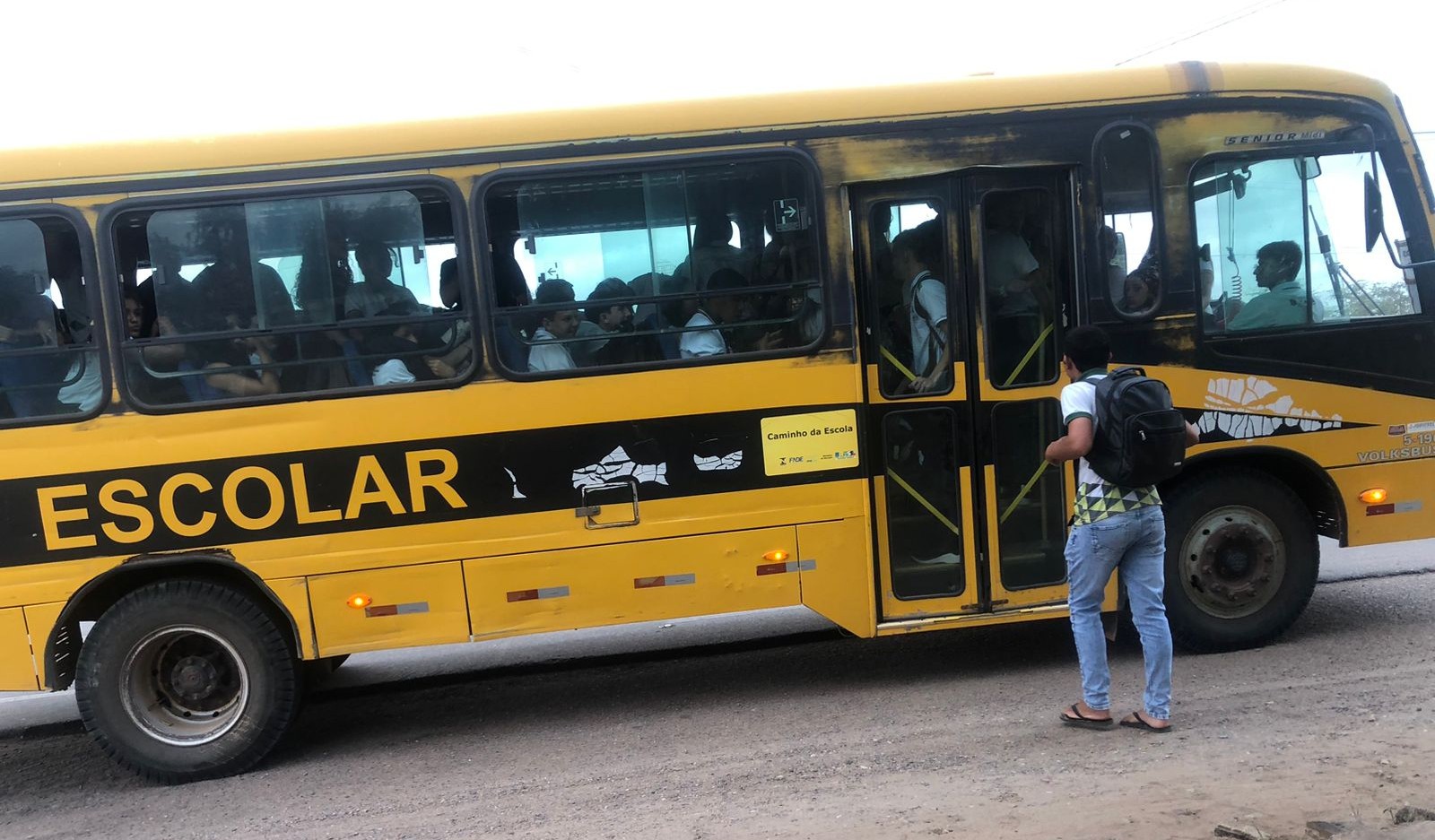 PAIS RELATAM SUPERLOTAÇÃO EM ÔNIBUS ESCOLAR QUE TRANSPORTA ALUNOS DA REGIÃO DE BARROCAS EM ALENCAR